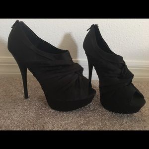 Black clenched fabric high heels